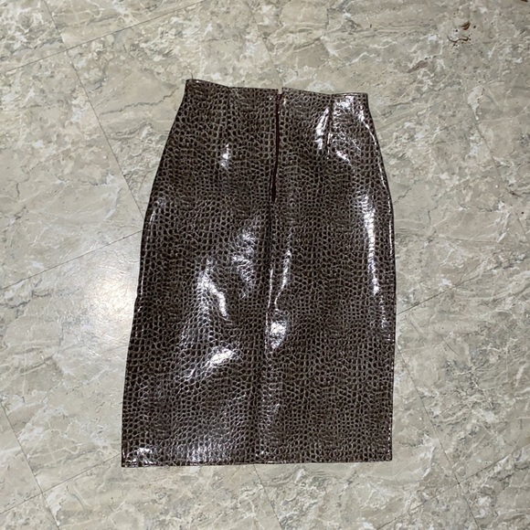 High waisted skirt just like the picture size small - Picture 5 of 5